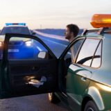 Sancionado con 200 euros por llevar la baliza V-16 pero no contar con este otro elemento obligatorio en la guantera